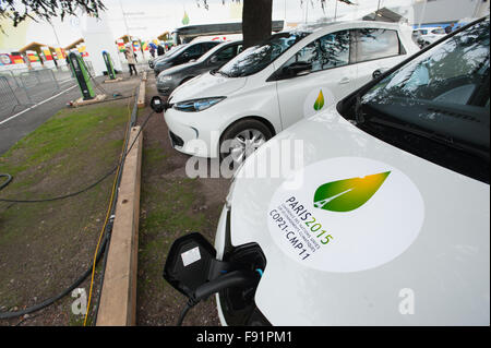 Eine Flotte von Elektroautos Gebühren vor fo die COP21 UN-Klimakonferenz in Le Bourget bei Paris, 30. November 2015. Stockfoto