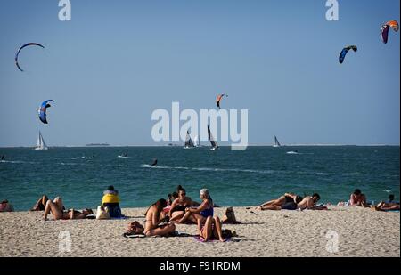 Vereinigte Arabische Emirate-Dubai-Kite-Strand Windsurfen, Kite-boarding Badeort am Persischen Golf. Stockfoto