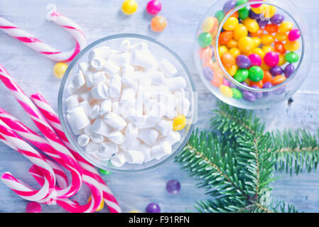 Weihnachten süße und Dekoration auf einem Tisch Stockfoto