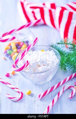 Weihnachten süße und Dekoration auf einem Tisch Stockfoto