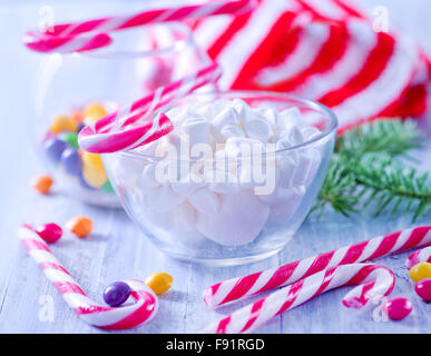 Weihnachten süße und Dekoration auf einem Tisch Stockfoto