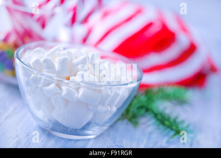Weihnachten süße und Dekoration auf einem Tisch Stockfoto