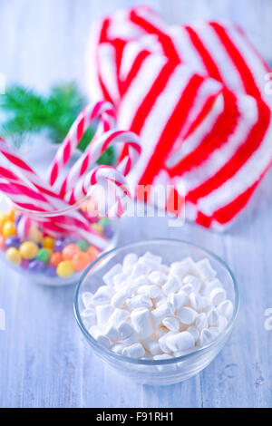 Weihnachten süße und Dekoration auf einem Tisch Stockfoto