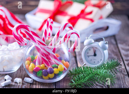 Weihnachten süße und Dekoration auf einem Tisch Stockfoto