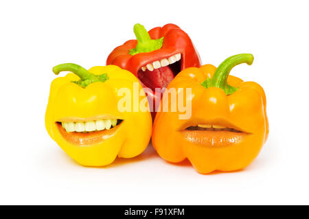 3 Paprika mit lustigen Mund auf weiß Stockfoto