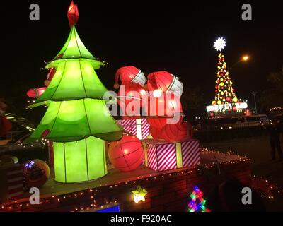 Pasay City, Philippinen. 12. Dezember 2015. Es ist das 7. Jahr, Grand Festival of Lights ist eine weihnachtliche Wochenende Attraktion bei Mall of Asia in Pasay wo Weihnachts-Icons in leuchtende Lichter auf der Straße vorgeführt wurden. © Sherbien Dacalanio/Pacific Press/Alamy Live-Nachrichten Stockfoto