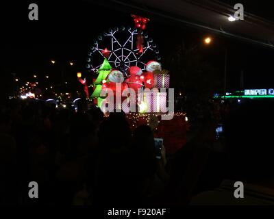 Pasay City, Philippinen. 12. Dezember 2015. Es ist das 7. Jahr, Grand Festival of Lights ist eine weihnachtliche Wochenende Attraktion bei Mall of Asia in Pasay wo Weihnachts-Icons in leuchtende Lichter auf der Straße vorgeführt wurden. © Sherbien Dacalanio/Pacific Press/Alamy Live-Nachrichten Stockfoto