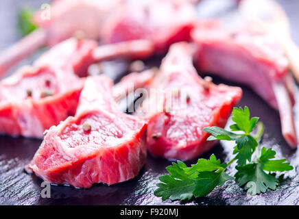 rohes Fleisch mit Gewürz auf Holztisch Stockfoto