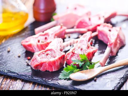 rohes Fleisch mit Gewürz auf Holztisch Stockfoto