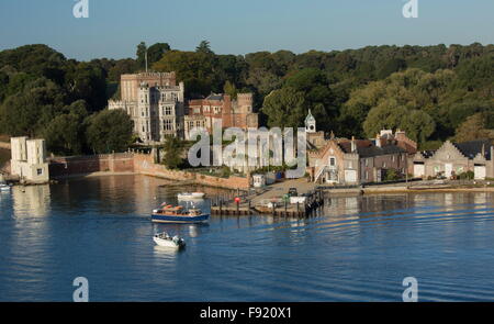 Das Dorf und Hafen auf Brownsea Island, Hafen von Poole, Dorset. Stockfoto