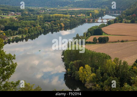 Die Cingle de Trémolat, einem großen Mäander am Fluss Dordogne im Herbst. Frankreich Stockfoto