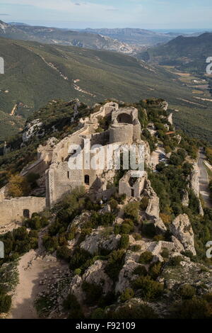 Blick auf das Chateau de Peyrepertuse, Département Aude in den Corbieres darüber hinaus. SW-Frankreich Stockfoto