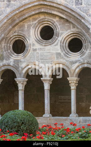 Die Klöster L'Abbaye Sainte-Marie de Fontfroide oder Fontfroide Abbey, in der Nähe von Narbonne, SW Frankreichs. Stockfoto