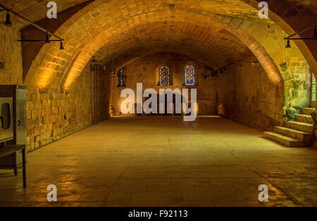 Keller, cellier L'Abbaye Sainte-Marie de Fontfroide oder Fontfroide Abbey, in der Nähe von Narbonne, SW Frankreich. Stockfoto