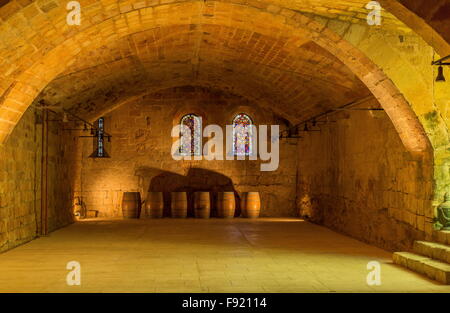 Keller, cellier L'Abbaye Sainte-Marie de Fontfroide oder Fontfroide Abbey, in der Nähe von Narbonne, SW Frankreich. Stockfoto