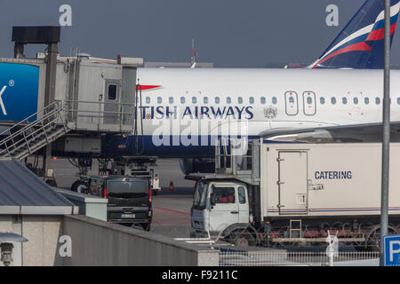British Airways Flugzeuge der Airbus A320 auf der Rampe vom internationalen Flughafen Prag Ruzyne, Tschechische Republik Stockfoto