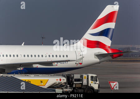 British Airways Flugzeuge der Airbus A320 auf der Rampe internationale Prag Ruzyne, Tschechische Republik Stockfoto