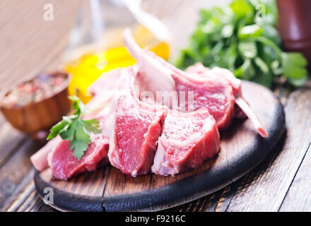 rohes Fleisch mit Gewürz auf Holztisch Stockfoto