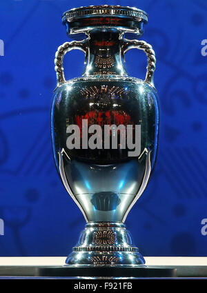 Paris, Frankreich. 12. Dezember 2015. Die Trophäe steht auf der Bühne nach der UEFA EURO 2016 letzte Ziehung Zeremonie am Palais des Congrès in Paris, Frankreich, 12. Dezember 2015. Die Fußball-Europameisterschaft UEFA EURO 2016 statt findet vom 10. Juni bis 10. Juli 2016 in Frankreich. Foto: Christian Charisius/Dpa/Alamy Live News Stockfoto