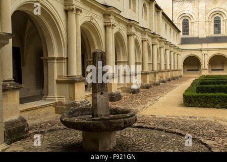 Kreuzgang am Königlichen Abtei von unserer lieben Frau von Fontevraud, Fontevrault Abbaye de Fontevraud, Fontevraud Abbey Stockfoto