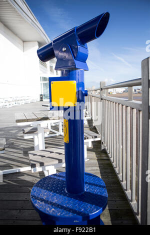 Am Meer-Teleskop auf der Pier am Weston-Super-Mare Stockfoto