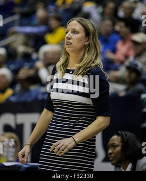 Berkeley USA ca. 12. Dezember 2015. California-Cheftrainer Lindsay Gottlieb während der NCAA Frauen Basketball-Spiel zwischen Nebraska Cornhuskers und California Golden Bears 87-80 bei Hass Pavillon Berkeley Kalifornien Thurman James/CSM/Alamy Live News gewinnen Stockfoto