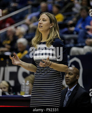 Berkeley USA ca. 12. Dezember 2015. California-Cheftrainer Lindsay Gottlieb während der NCAA Frauen Basketball-Spiel zwischen Nebraska Cornhuskers und California Golden Bears 87-80 bei Hass Pavillon Berkeley Kalifornien Thurman James/CSM/Alamy Live News gewinnen Stockfoto