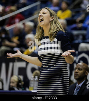 Berkeley USA ca. 12. Dezember 2015. California-Cheftrainer Lindsay Gottlieb während der NCAA Frauen Basketball-Spiel zwischen Nebraska Cornhuskers und California Golden Bears 87-80 bei Hass Pavillon Berkeley Kalifornien Thurman James/CSM/Alamy Live News gewinnen Stockfoto