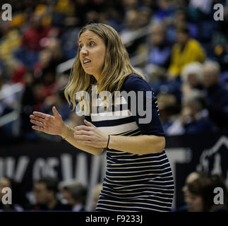 Berkeley USA ca. 12. Dezember 2015. California-Cheftrainer Lindsay Gottlieb während der NCAA Frauen Basketball-Spiel zwischen Nebraska Cornhuskers und California Golden Bears 87-80 bei Hass Pavillon Berkeley Kalifornien Thurman James/CSM/Alamy Live News gewinnen Stockfoto