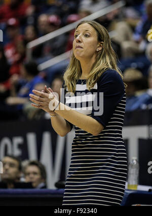 Berkeley USA ca. 12. Dezember 2015. California-Cheftrainer Lindsay Gottlieb während der NCAA Frauen Basketball-Spiel zwischen Nebraska Cornhuskers und California Golden Bears 87-80 bei Hass Pavillon Berkeley Kalifornien Thurman James/CSM/Alamy Live News gewinnen Stockfoto