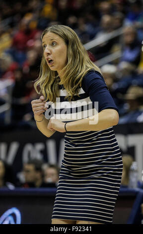 Berkeley USA ca. 12. Dezember 2015. California-Cheftrainer Lindsay Gottlieb während der NCAA Frauen Basketball-Spiel zwischen Nebraska Cornhuskers und California Golden Bears 87-80 bei Hass Pavillon Berkeley Kalifornien Thurman James/CSM/Alamy Live News gewinnen Stockfoto