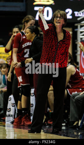 Berkeley USA ca. 12. Dezember 2015. Nebraska Cheftrainer Connie Yori während der NCAA Frauen Basketball-Spiel zwischen Nebraska Cornhuskers und California Golden Bears 80-87 verloren an Hass Pavillon Berkeley Kalifornien Thurman James/CSM/Alamy Live News Stockfoto