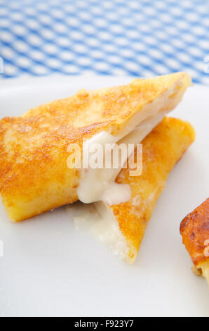 Pudding gefüllte Pfannkuchen auf Teller Stockfoto