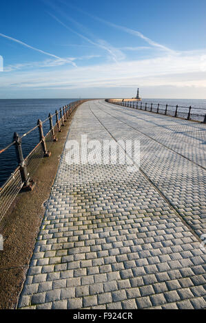 Weitwinkelaufnahme des Roker North Pier und Leuchtturm, Sunderland, England, UK Stockfoto