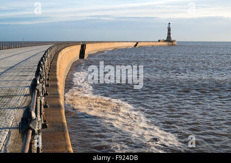 Roker North Pier und Leuchtturm, Sunderland, England, UK Stockfoto