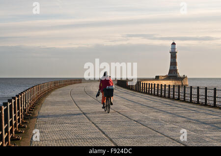 Angler Roker Nordpier, Roker, Sunderland, England, UKman radeln Radfahren Stockfoto