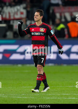 Leverkusen, Deutschland. 12. Dezember 2015. Leverkusens Chicharito feiert die Bundesliga-Fußball-Spiel Bayer Leverkusen Vs Borussia Moenchengladbach in Leverkusen, Deutschland, 12. Dezember 2015. Foto: Guido Kirchner/Dpa/Alamy Live News Stockfoto