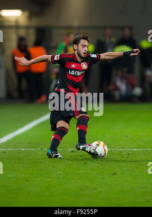 Leverkusen, Deutschland. 12. Dezember 2015. Leverkusens Hakan Calhanoglu in Aktion während der Fußball-Bundesliga Spiel Bayer Leverkusen Vs Borussia Moenchengladbach in Leverkusen, Deutschland, 12. Dezember 2015. Foto: Guido Kirchner/Dpa/Alamy Live News Stockfoto