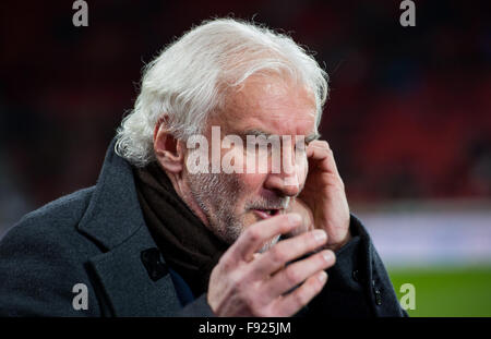 Leverkusen, Deutschland. 12. Dezember 2015. Leverkusens Sportdirektor Rudi Voeller spricht am Telefon vor der Bundesliga Fußballspiel Bayer Leverkusen Vs Borussia Moenchengladbach in Leverkusen, Deutschland, 12. Dezember 2015. Foto: Guido Kirchner/Dpa/Alamy Live News Stockfoto