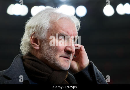 Leverkusen, Deutschland. 12. Dezember 2015. Leverkusens Sportdirektor Rudi Voeller spricht am Telefon vor der Bundesliga Fußballspiel Bayer Leverkusen Vs Borussia Moenchengladbach in Leverkusen, Deutschland, 12. Dezember 2015. Foto: Guido Kirchner/Dpa/Alamy Live News Stockfoto