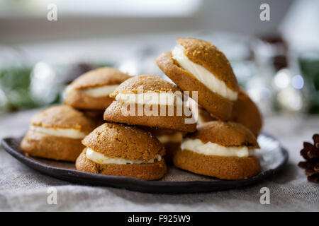 Ingwer-Plätzchen gefüllt mit Mascarpone und Zitrone-Quark-Creme Stockfoto