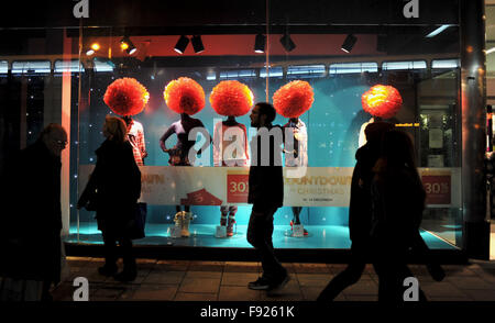 Brighton Sussex UK 12. Dezember 2015 - Weihnachtseinkäufer zu Fuß Vorbei an der markanten Marks & Spencer Kaufhaus Weihnachts-Display Fenster in Brighton Stockfoto