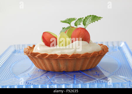 Kleine Creme Törtchen garniert mit frischen Weintrauben Stockfoto