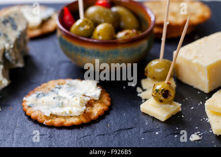 Oliven, Käse und Gebäck Stockfoto