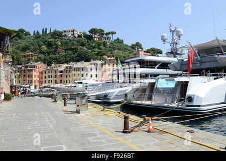 Portofino, Italien - 9. Juli 2015: Menschen, die zu Fuß und vor den Luxus auf dem Dorf von Portofino auf Italien Yachten Stockfoto