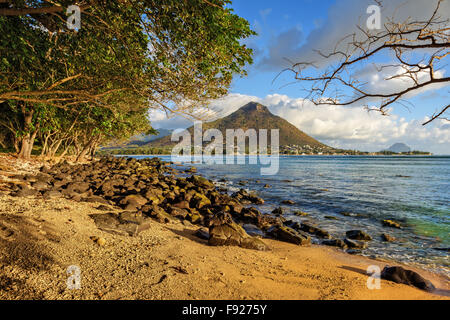 Felsigen und sandigen Ufer in Tamarin Bay, Wolmar, Insel Flic En Flac, Mauritius, Indischer Ozean Stockfoto