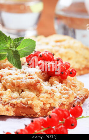 Obst gefüllt Frühstück Gebäck mit Krümel-topping Stockfoto