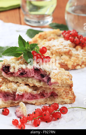 Obst und Käse gefüllte Frühstück Gebäck mit Krümel-topping Stockfoto