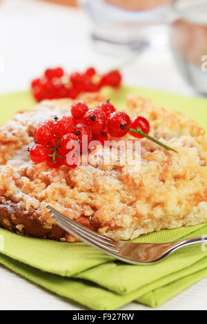 Obst gefüllt Frühstück Gebäck mit Krümel-topping Stockfoto