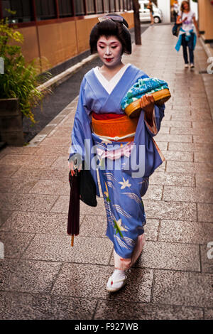 Geisha, die zu Fuß in Gion Bezirk Kyoto Japan Stockfoto